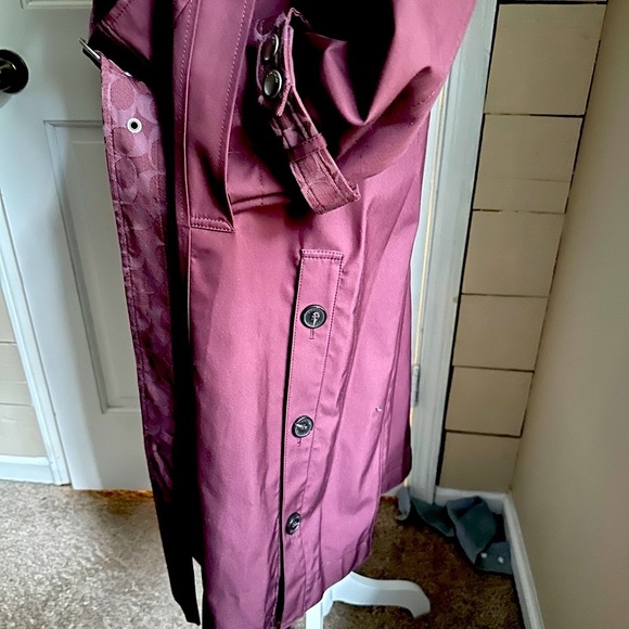 Women’s Coach SignatureTrench burgundy
 44 long ,armpits 23 ,sleeves 24 long - Picture 12 of 14